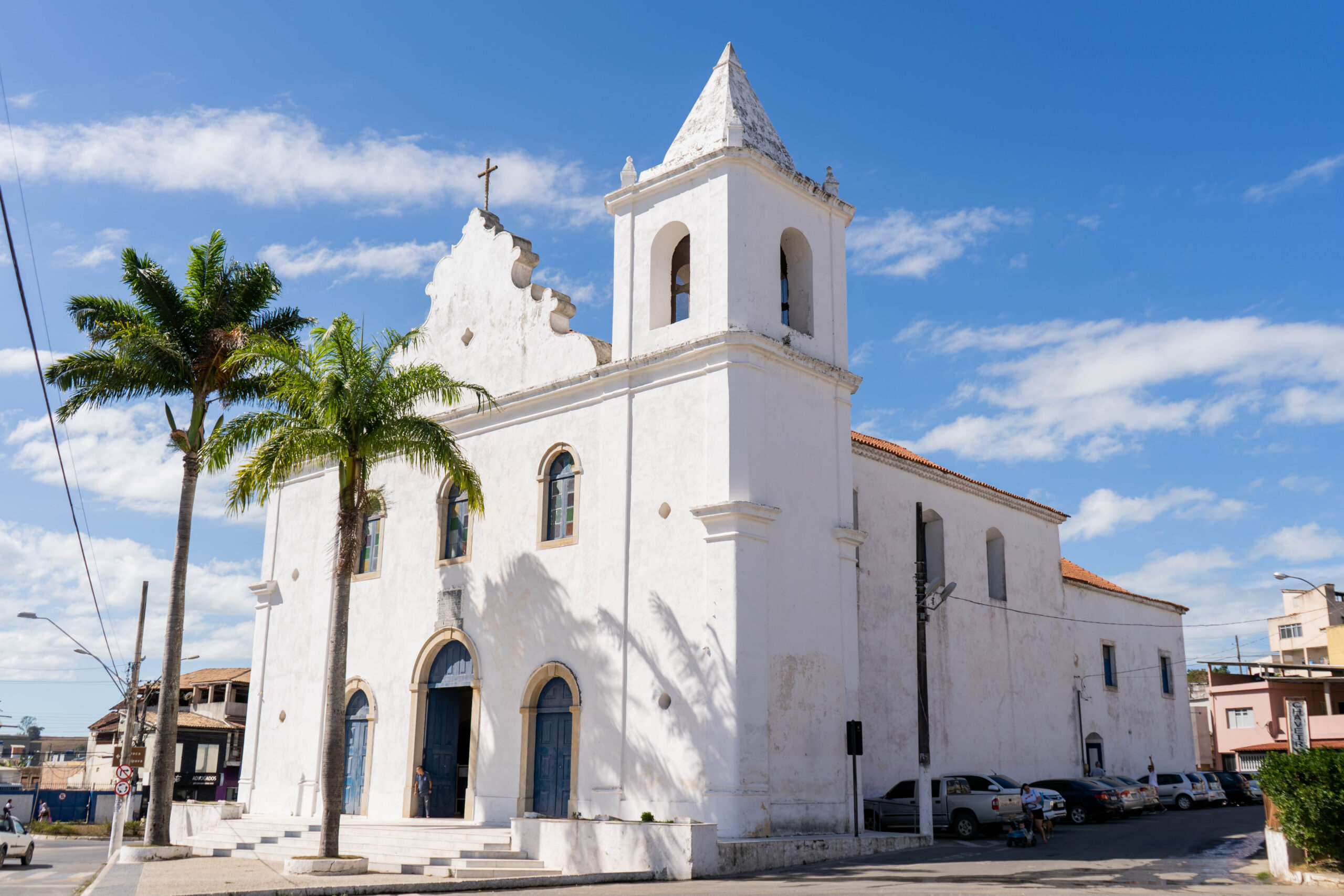 A Igreja Matriz de Nossa Senhora do Amparo é um dos mais importantes marcos históricos de Itapemirim, refletindo a formação e o desenvolvimento do município desde os primeiros núcleos de povoamento no século XVIII. Sua trajetória reúne fatos marcantes da história local, desde a antiga capela da Fazenda Caxangá até a construção do atual templo, inaugurado em 1855, tornando-se símbolo da fé, da cultura e da identidade itapemirinense.